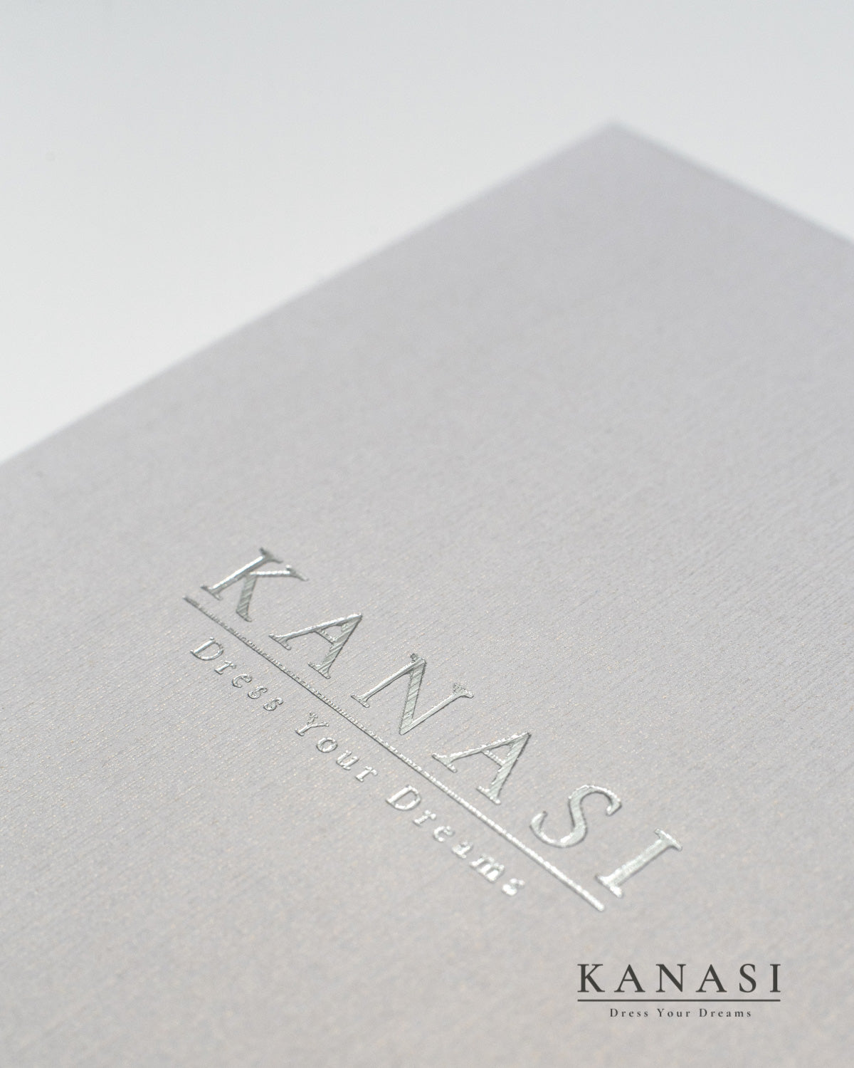 Bližnji posnetek embalaže za ugodne poročne dodatke in nakit za neveste.