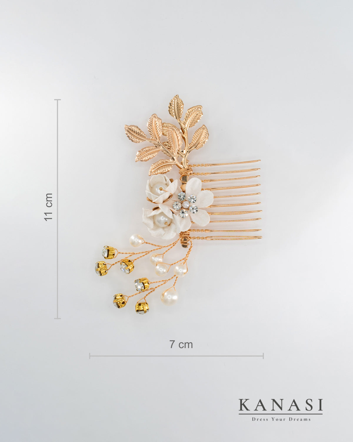 Elegantni zlati poročni glavnik z belimi cvetovi, perlami in kristalčki – velikost 11 cm x 7 cm – Kanasi poročni modni dodatek