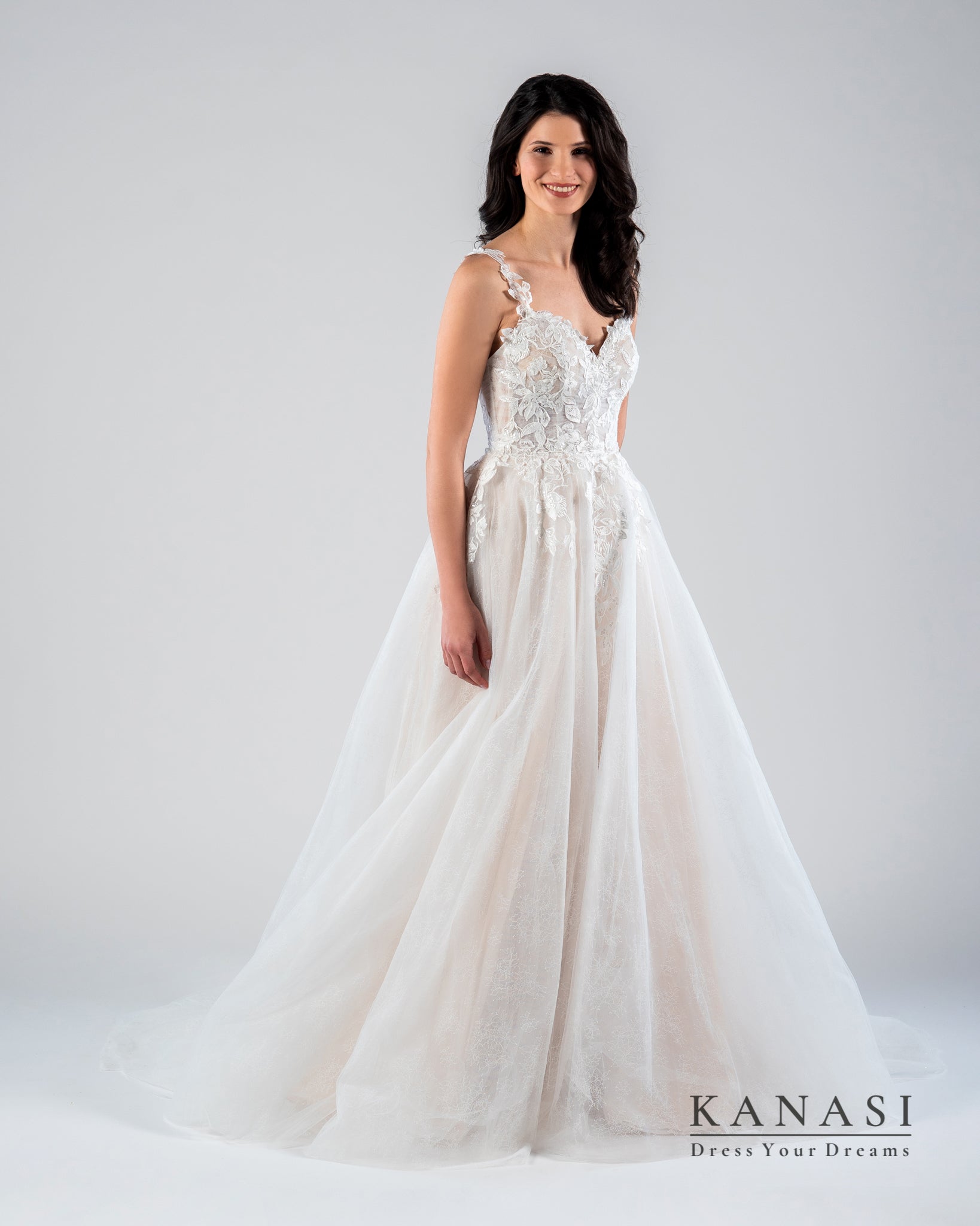 Nevesta v beli poročni obleki za poroko.