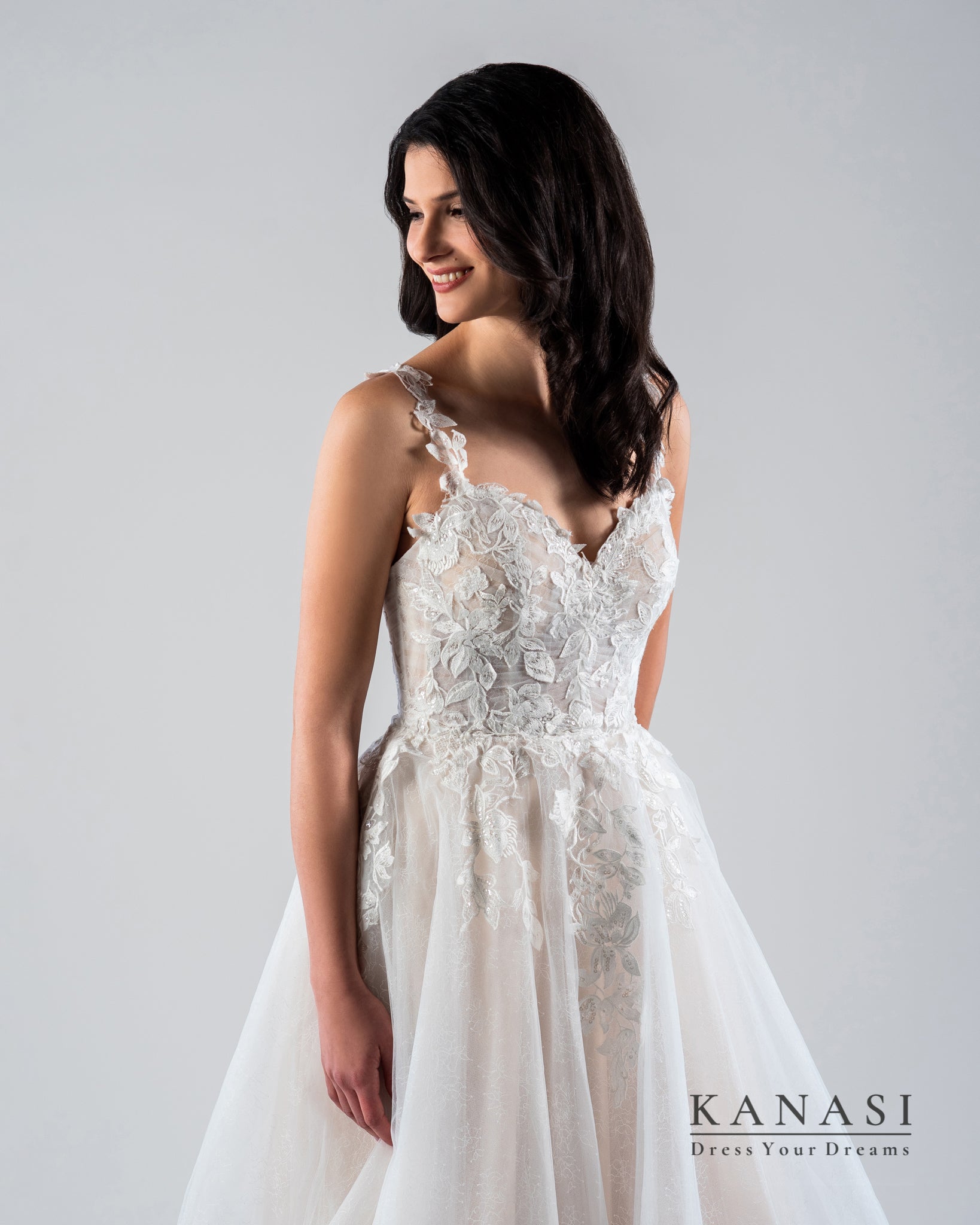 Nevesta med pomerjanjem poročne obleke.