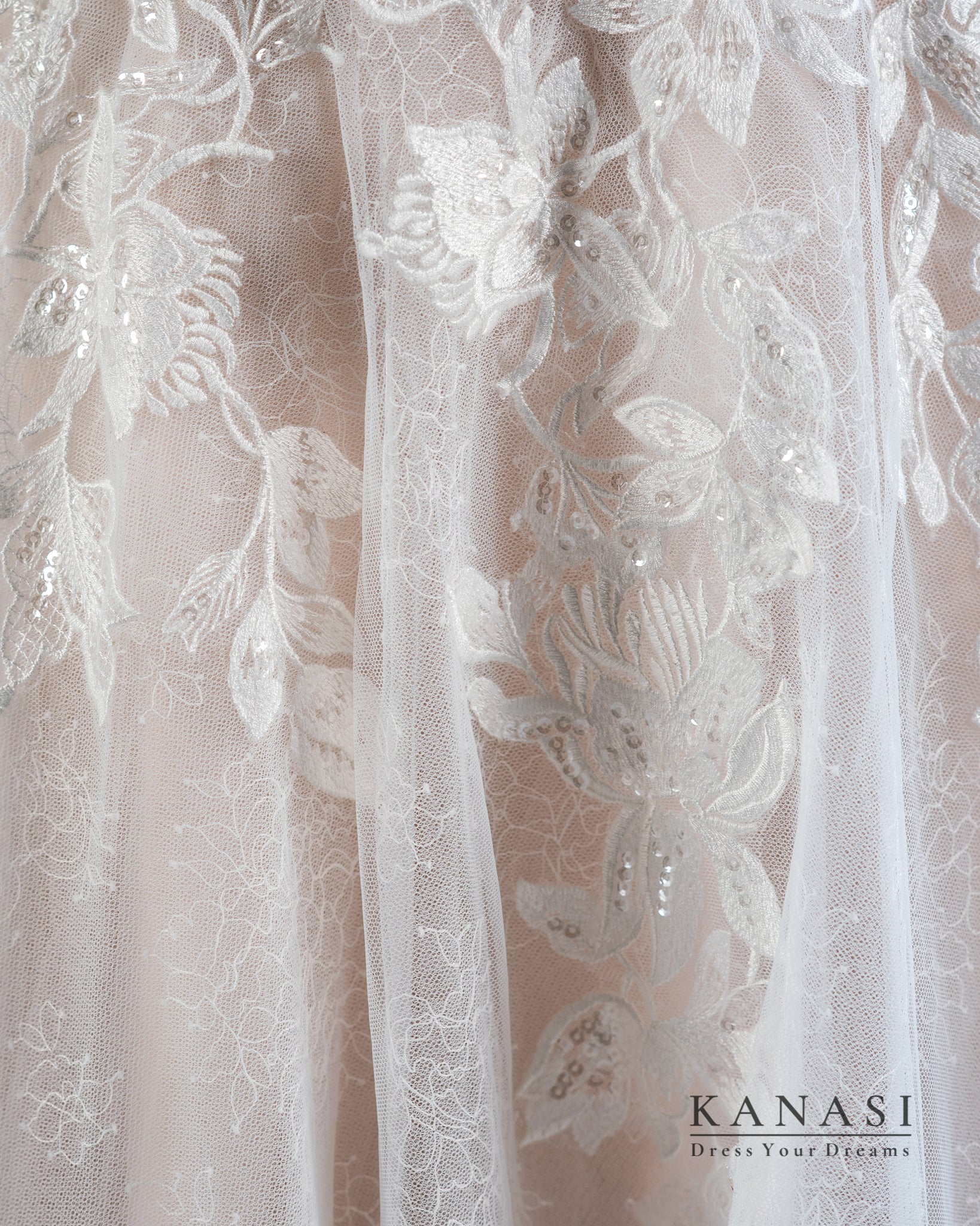 Blago iz tila in čipke za poročne obleke za neveste.