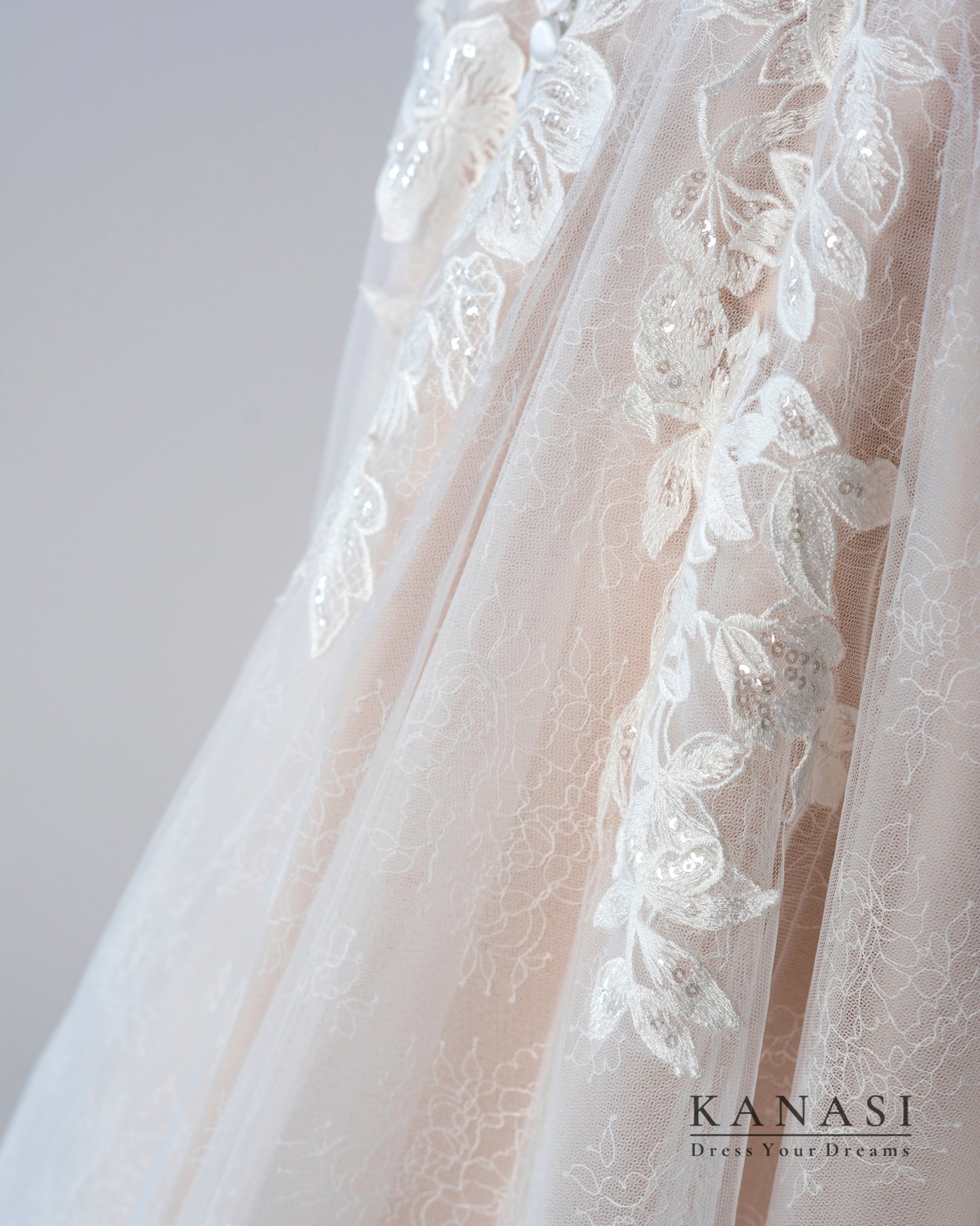 Detajl obleke za poroko s čipko.