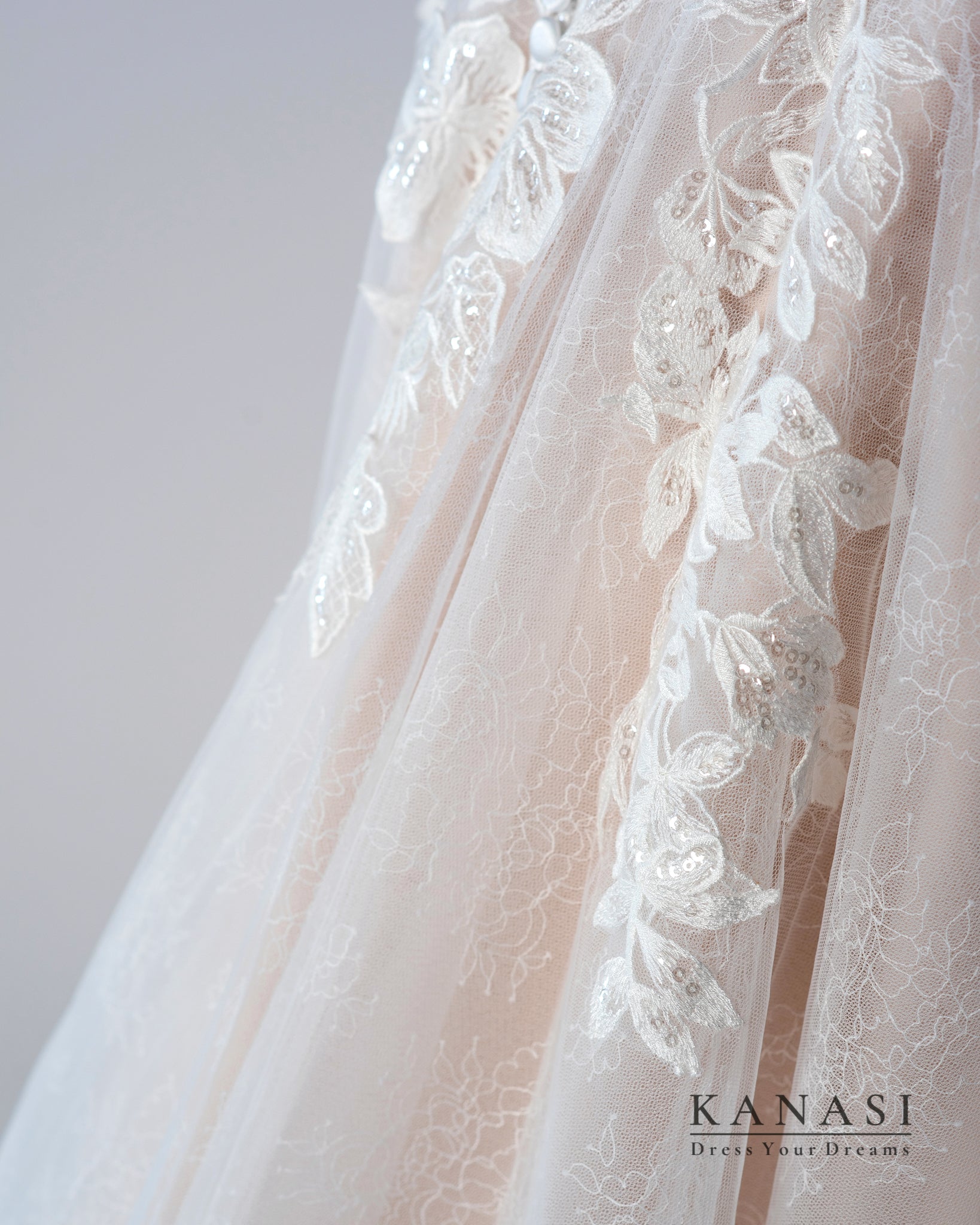 Detajl obleke za poroko s čipko.