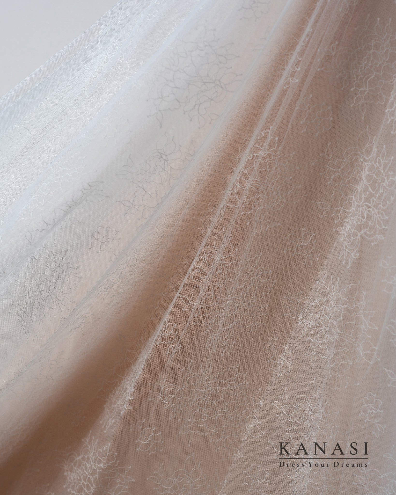 Fotografija čipkastega blaga za poročne obleke.