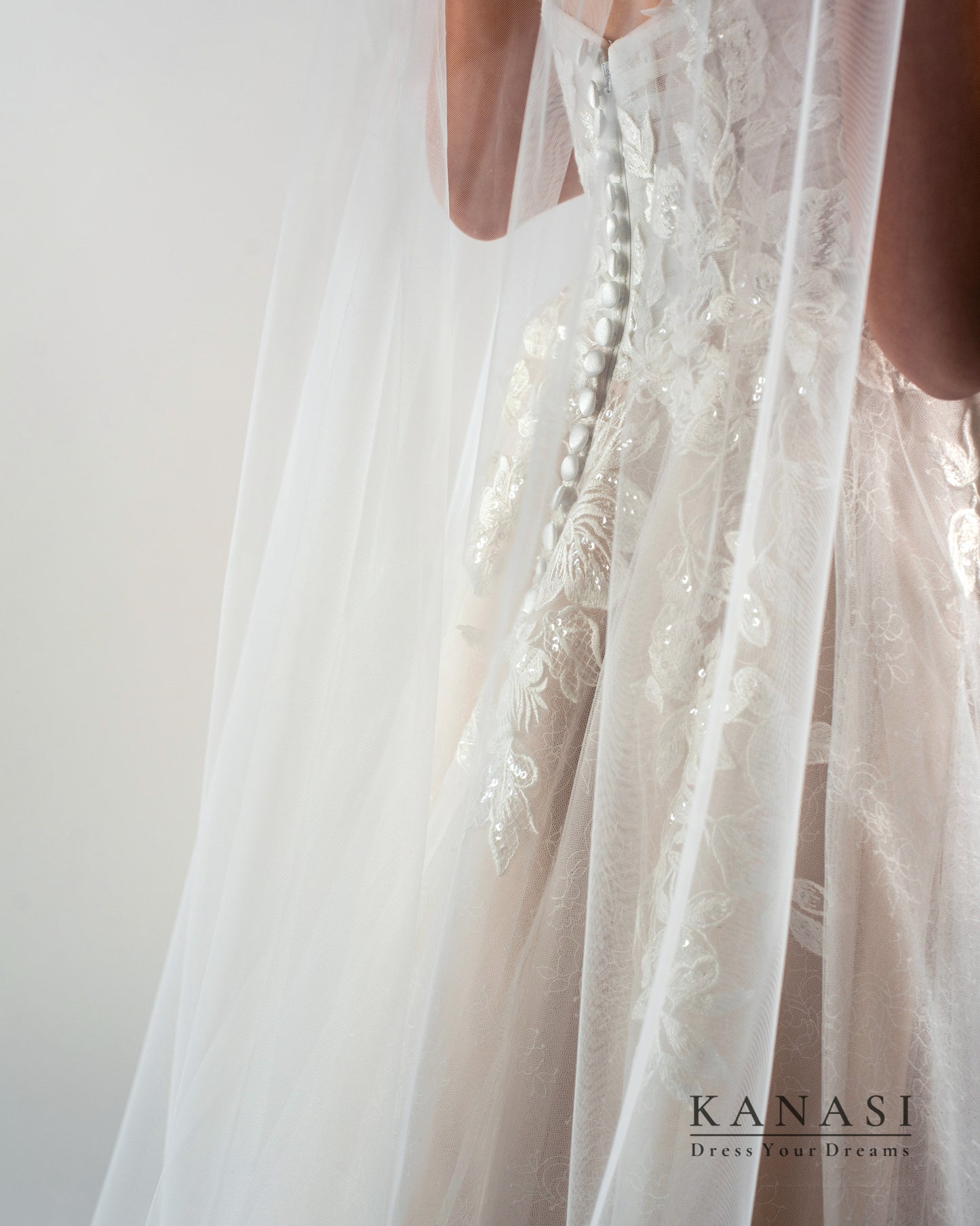 Hrbtni del poročne obleke s tančico.