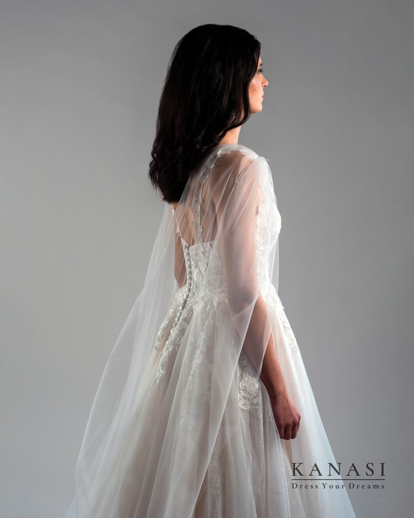 Fotografija poročne obleke, ki je primerna za večerno poroko.