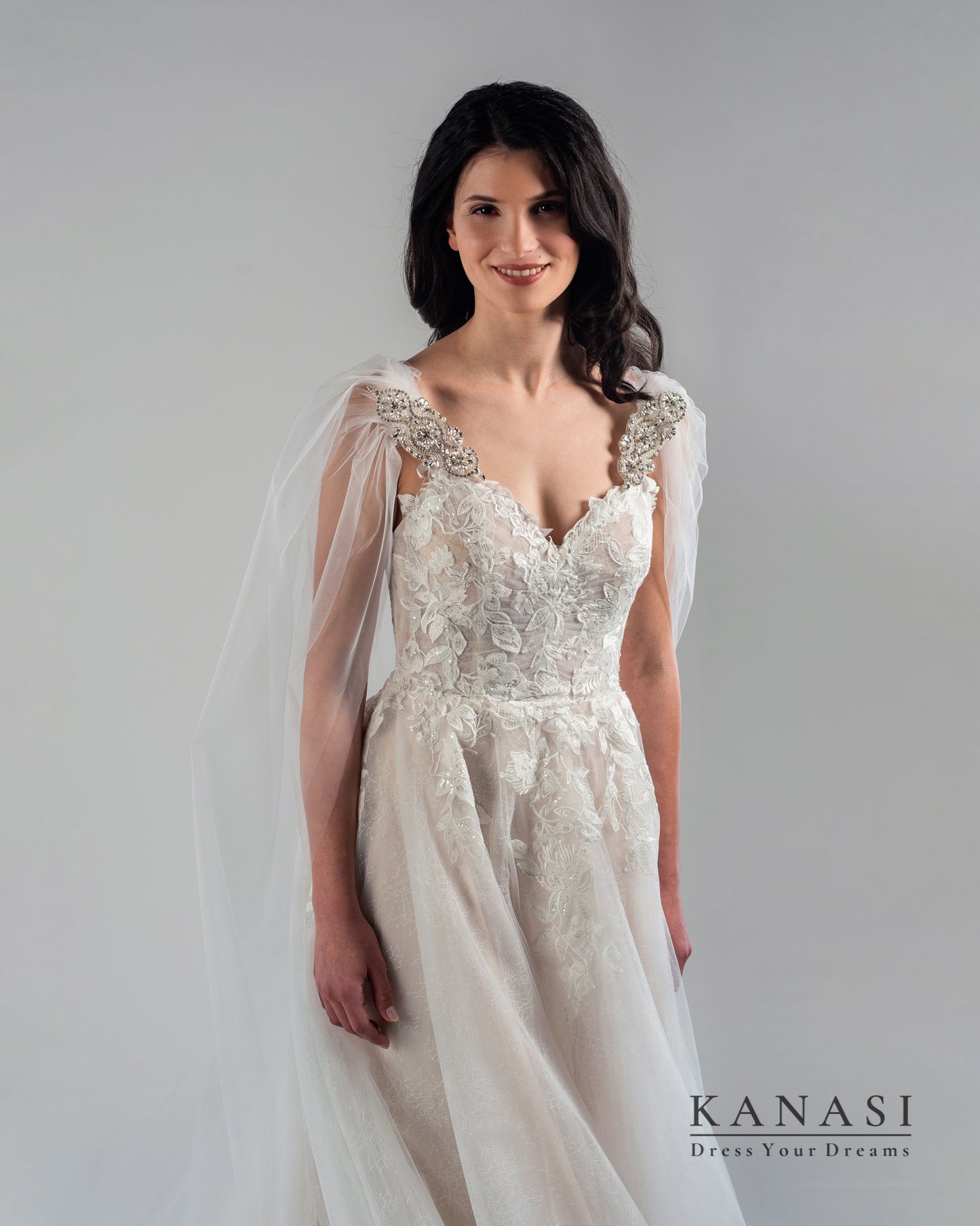 Nevesta v poročni obleki z modnim poročnim dodatkom.