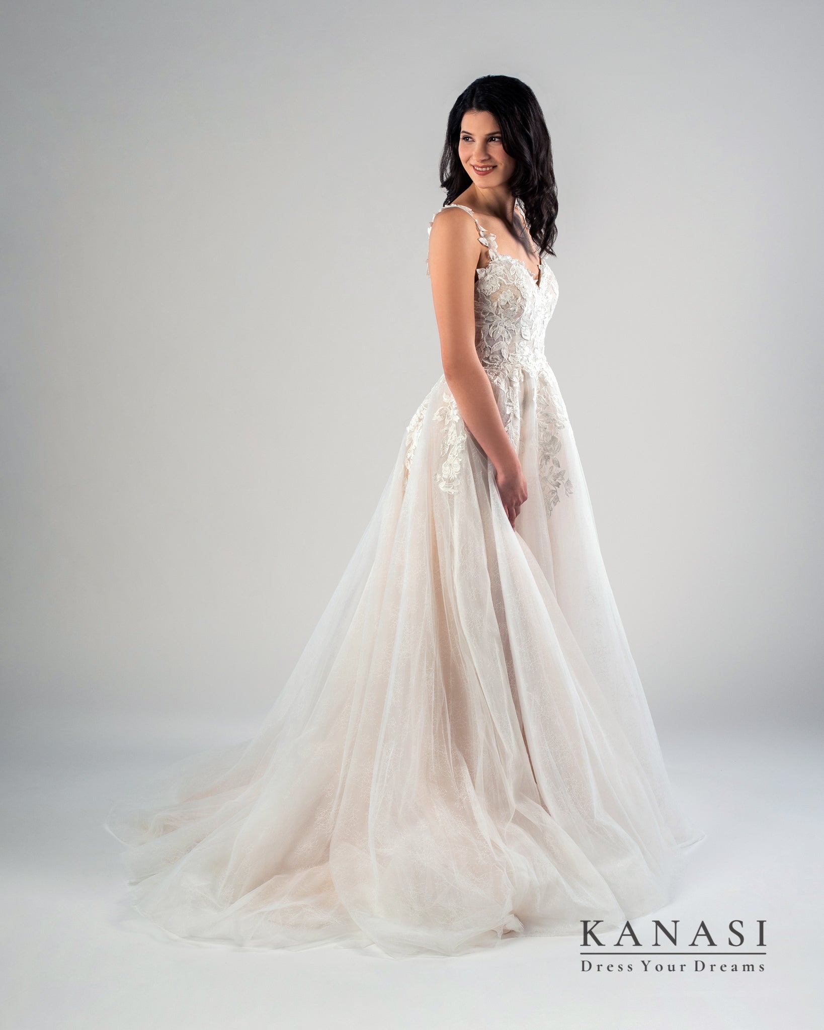 Nevesta v poročni obleki za poroko.