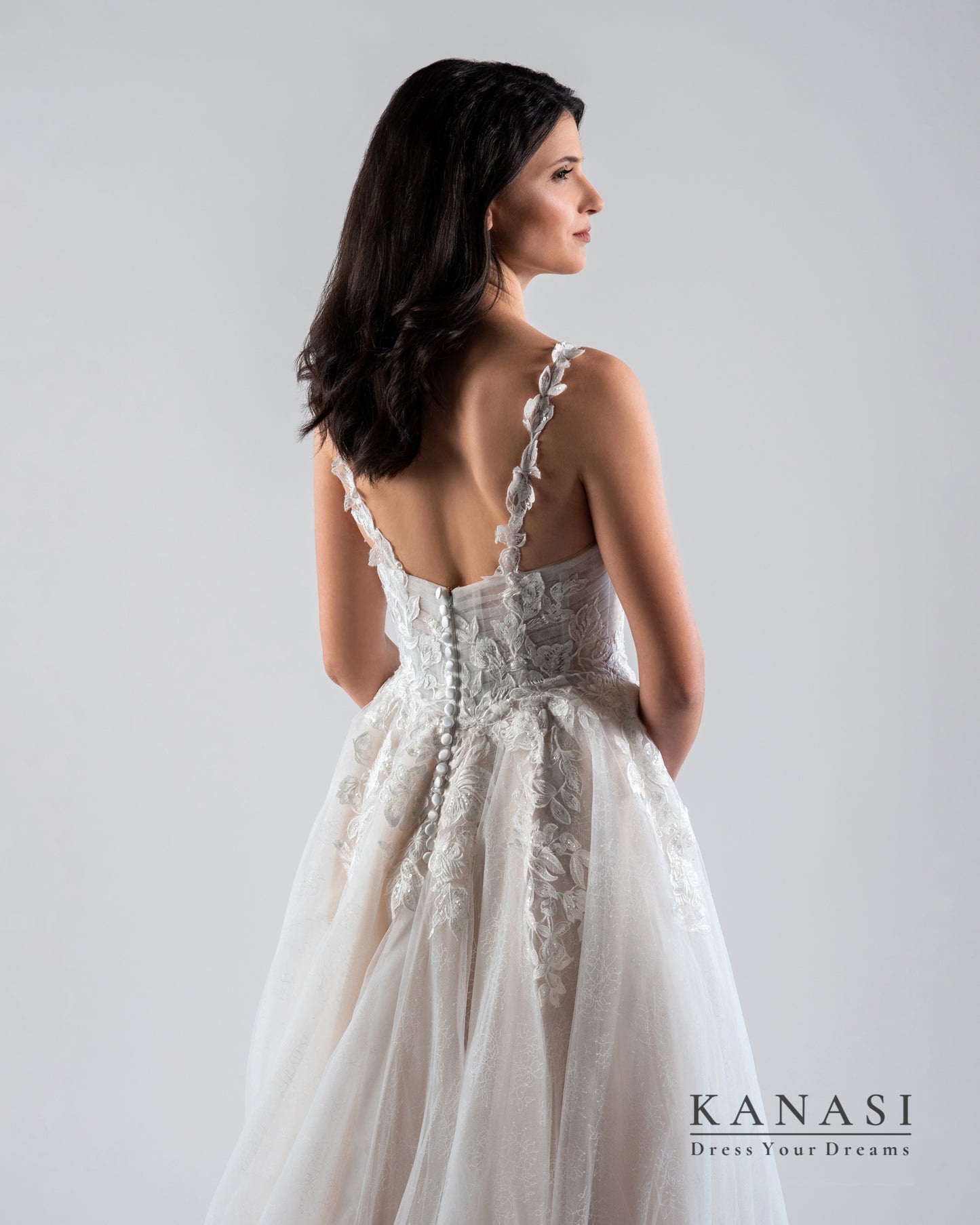 Nevesta v preprosti in nežni poročni obleki.