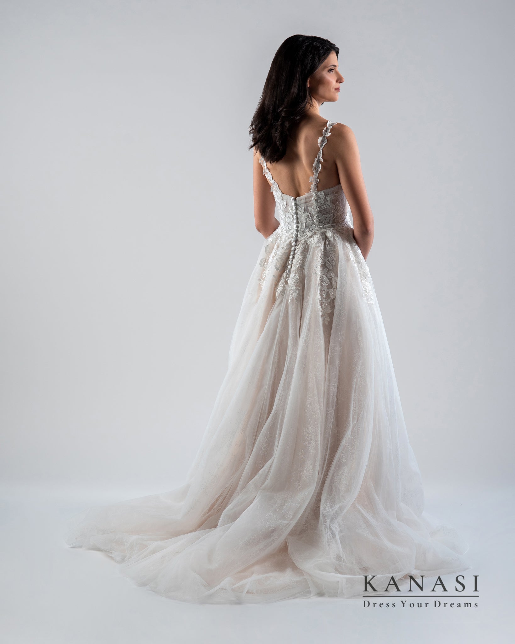 Nevesta v obleki poročne trgovine Kanasi.