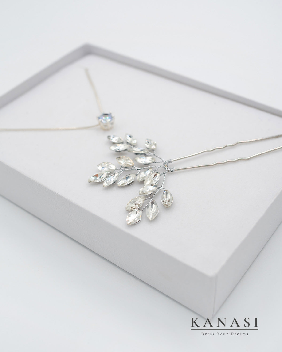 Fotografija darilnega paketa Anaia, ki vsebuje poročne dodatke.