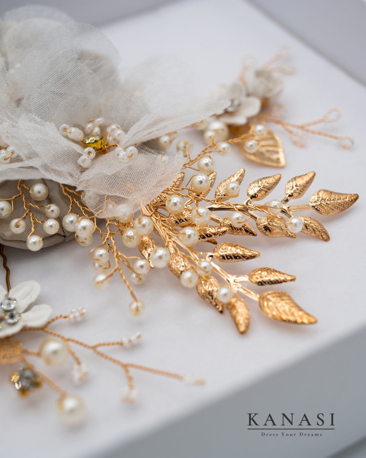 Zlati poročni glavniček z nežnimi perlami in organzinasto rožico – popolna izbira za romantičen videz neveste