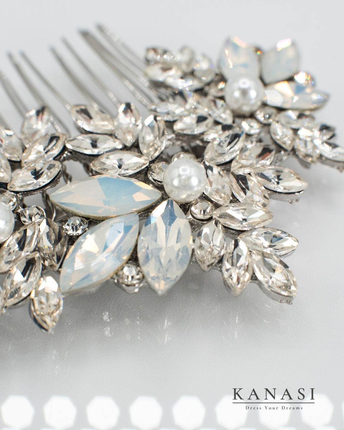 Poročni glavniček za lase s kristali in perlami za elegantno pričesko neveste.