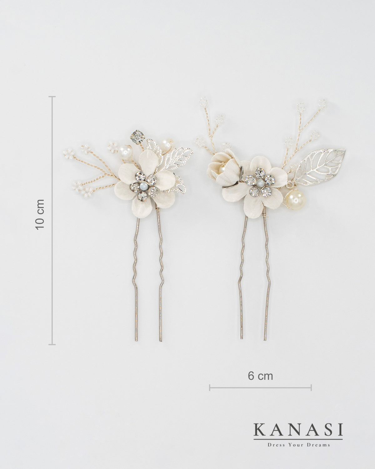 Komplet dveh poročnih lasnic z belimi cvetovi, srebrnimi listki, perlami in kristalčki – merjene 10 x 6 cm, eleganten dodatek za nevestino pričesko.