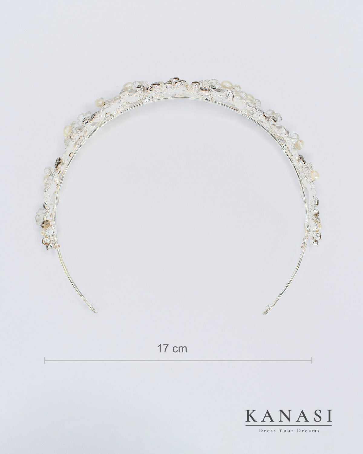 Poročna tiara Kanasi s srebrnimi lističi, kristali in biseri – pogled od zgoraj z dimenzijo 17 cm.