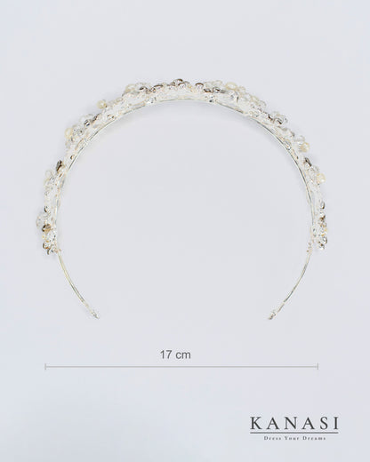 Poročna tiara Kanasi s srebrnimi lističi, kristali in biseri – pogled od zgoraj z dimenzijo 17 cm.