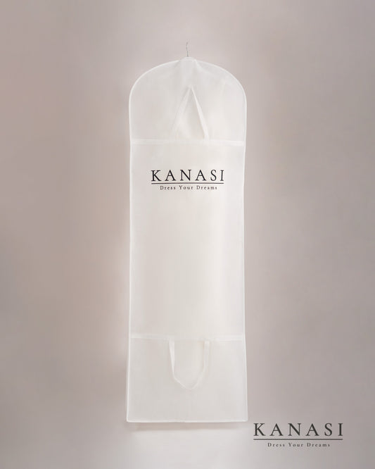 Zaščitna prevleka za poročno obleko Kanasi – elegantna bela vreča z ročaji in logotipom, primerna za shranjevanje in prenašanje oblačil.