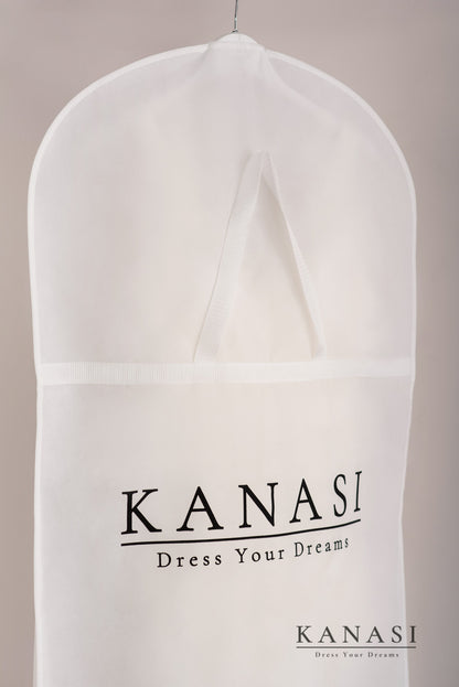 Bližnji posnetek zaščitne prevleke za poročno obleko – detajl ročaja in logotipa Kanasi na beli tkanini.
