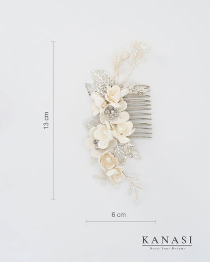 Poročni lasni glavniček z nežnimi cvetovi, listi in kristali – dimenzije 13 x 6 cm, primeren za elegantne poročne pričeske