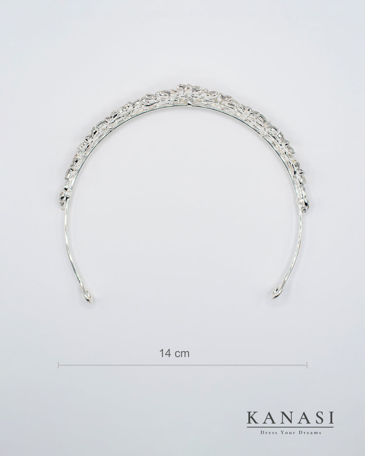 Srebrna poročna tiara Kanasi z merami 14 cm, položena na belo ozadje z logotipom.